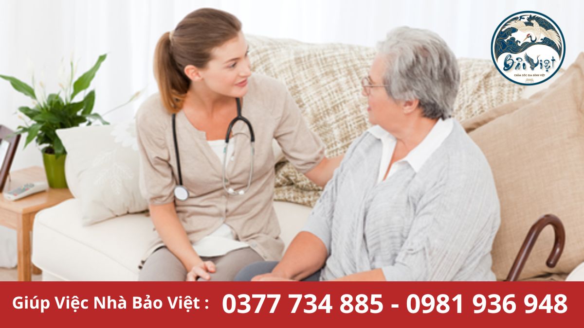 Nhân viên Bảo Việt cung cấp dịch vụ chăm sóc người già tại Củ Chi.